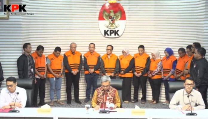 Sebelas tersangka kasus dugaan pemerasan sertifikasi K3 di Kementerian Ketenagakerjaan diperlihatkan saat konferensi pers di Gedung KPK, Jakarta, Jumat 22 Agustus 2025.