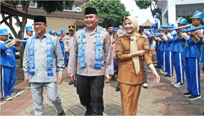 Komjen Pol Fadil Imran dan Mendes PDT Yandri Susanto disambut drumband santri saat kunjungan ke Ponpes Bai Mahdi, Serang 5 Agustus 2025.