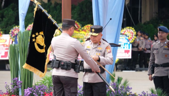 Kapolda Banten Brigjen Pol Hengki menerima Pataka Gawe Kuta Baluwarti dalam prosesi serah terima jabatan di Mapolda Banten, Rabu 20 Agustus 2025.
