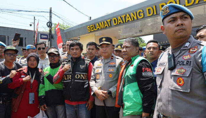 Kapolda Banten Brigjen Pol Hengki foto bersama massa aksi solidaritas ojol Banten.