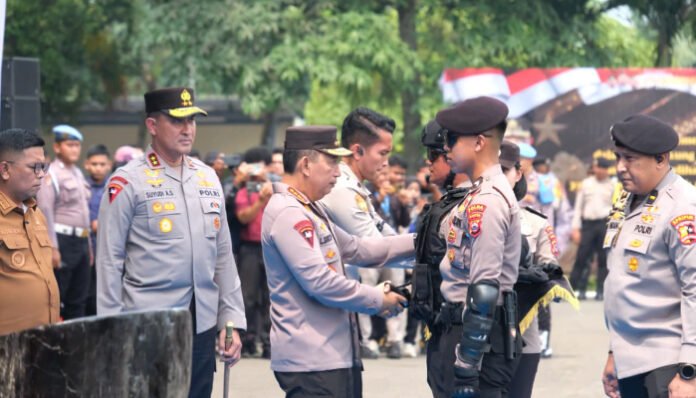 Kapolri Jenderal Polisi Listyo Sigit Prabowo menyalami personel usai meresmikan Tim Patroli Maung Presisi, Selasa 12 Agustus 2025.