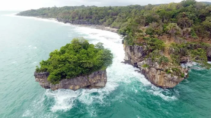 Pantai Karang Bokor: Daya Tarik Tebing dan Laut Biru di Banten Selatan.