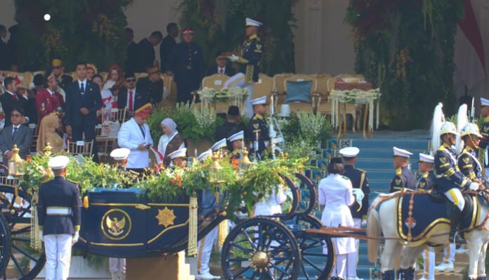 Tim Purna Paskibraka Duta Pancasila turun dari Kereta Kencana untuk menyerahkan duplikat bendera Merah Putih serta naskah asli teks proklamasi.
