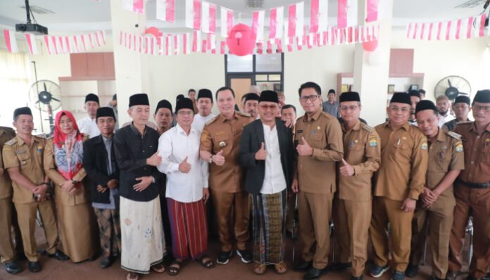 Wali Kota Serang Budi Rustandi berfoto bersama pengurus LPTQ Kecamatan, usai pelantikan di Aula Kecamatan Kasemen, Selasa 19 Agustus 2025.