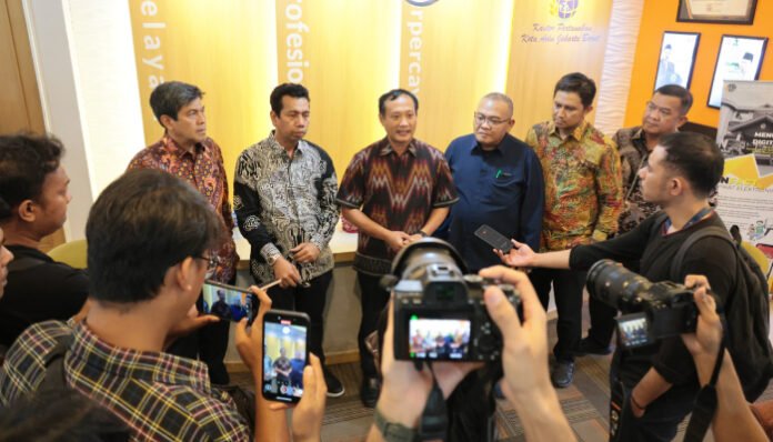 Pejabat ATR/BPN memberikan keterangan pers kepada wartawan terkait layanan peralihan elektronik.