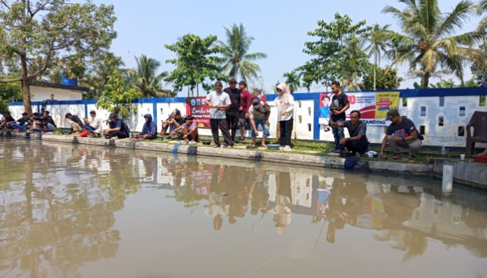 Bupati Pandeglang Raden Dewi Setiani berbaur dengan peserta lomba mancing meriahkan HUT ke-80 RI yang digelar Pokja Wartawan Pandeglang di Kolam Pemancingan Cikuya Petir, Sabtu 16 Agustus 2025.