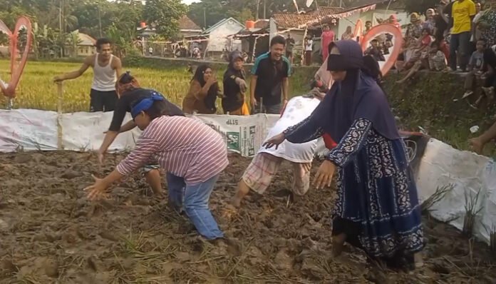 Suasana keceriaan terlihat ketika para peserta harus menangkap bebek di area persawahan dengan mata tertutup, Minggu 17 Agustus 2025.