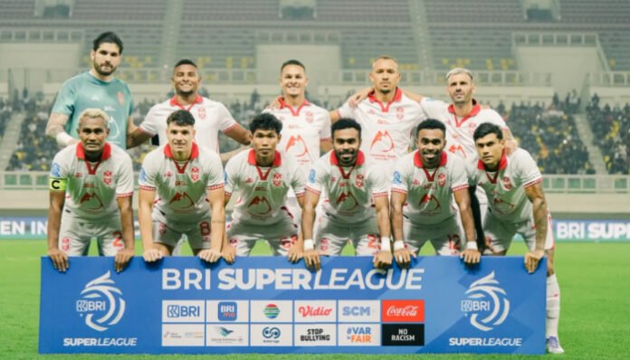 Skuad Malut United berpose sebelum laga BRI Super League 2025/2026.