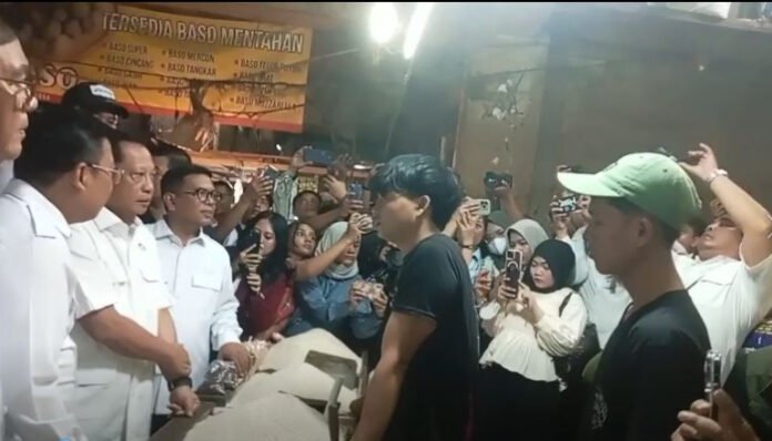 Mendagri Tito Karnavian saat berdialog langsung dengan pedagang beras di Pasar Rau, Kota Serang, Rabu 20 Agustus 2025.