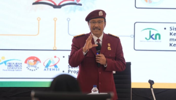 Mensos Gus Ipul Kenakan Seragam Sekolah Rakyat