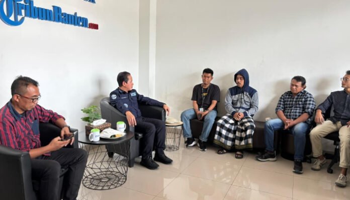 Menteri Lingkungan Hidup Hanif Faisol Nurofiq saat berdialog dengan jurnalis korban intimidasi di Serang, Jumat 22 Agustus 2025.