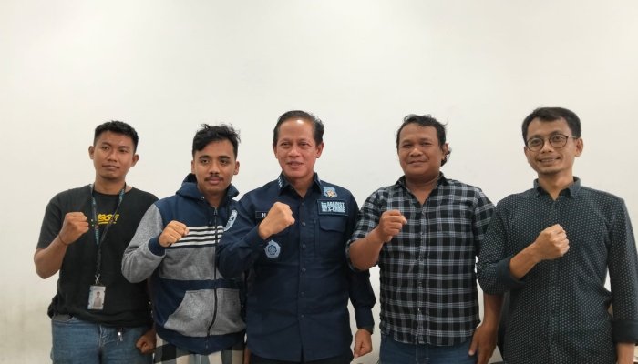 Menteri Lingkungan Hidup Hanif Faisol Nurofiq saat mengunjungi korban intimidasi di Serang, Jumat 22 Agustus 2025. (Foto: Bantentv.com)