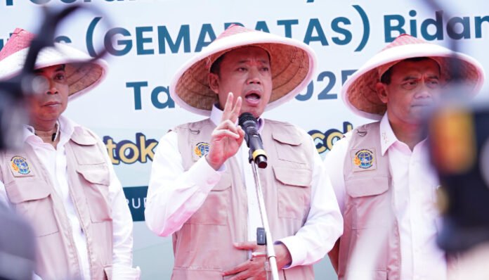 Menteri Agraria dan Tata Ruang/Kepala BPN, Nusron Wahid, saat mencanangkan Gerakan Masyarakat Pemasangan Tanda Batas (GEMAPATAS) di Purworejo, Jawa Tengah, Kamis 7 Agustus 2025.