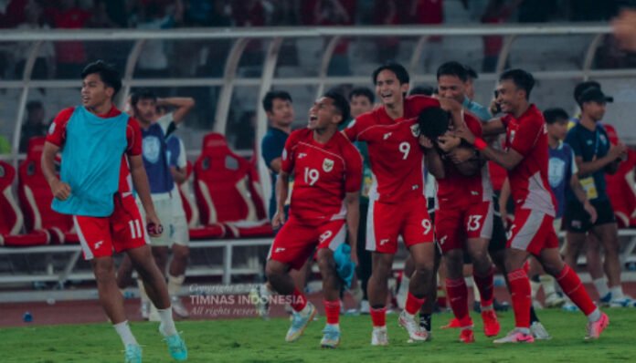 Skuad Garuda Muda merayakan gol penentu kemenangan atas Uzbekistan dalam laga Piala Kemerdekaan 2025.