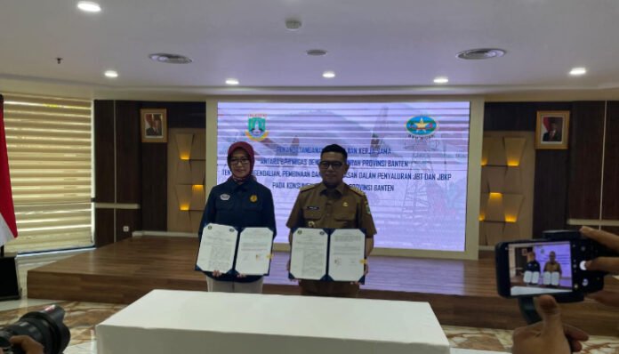 Gubernur Banten Andra Soni bersama Kepala BPH Migas Erika Retnowati menunjukkan dokumen MoU pengawasan distribusi BBM subsidi di Serang, Senin 25 Agustus 2025.