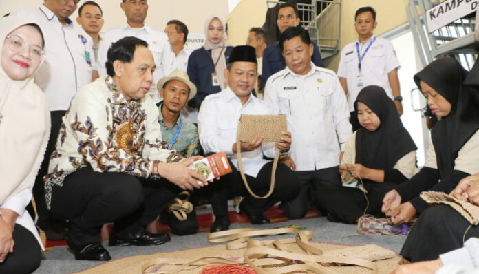 Wakil Bupati Serang Najib Hamas didampingi Rektor Untirta Prof. Fatah Sulaiman meninjau langsung hasil kerajinan tangan UMKM local di Naker Fest 2025, Rabu 27 Agustus 2025.