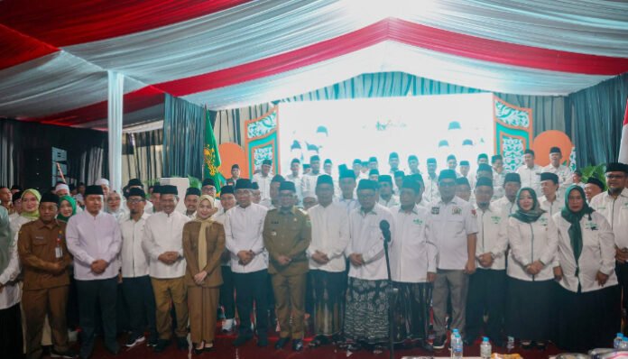 Ketua PBNU bersama jajaran pengurus Muslimat NU Banten dan Gubernur dalam acara pelantikan serta Muskerwil PWNU Banten di Alun-Alun Barat, Kota Serang, Senin 25 Agustus 2025.