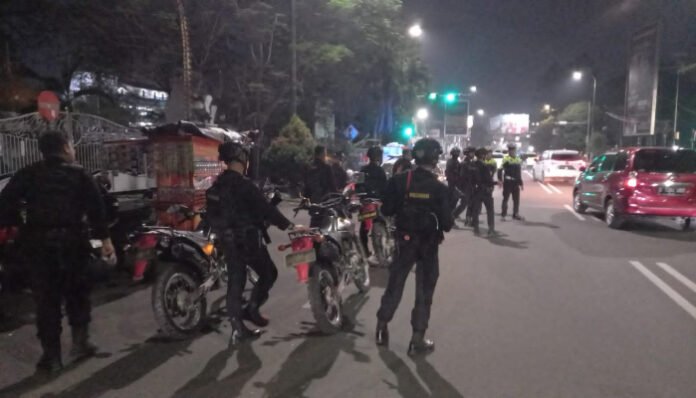 Suasana patroli malam personel Polda Banten di sejumlah titik keramaian Kota Serang, Sabtu 16 Agustus 2025.