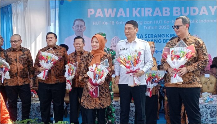 Wali Kota Serang Budi Rustandi bersama para tamu kehormatan menerima cenderamata unik dari peserta pawai.