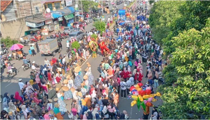 Ribuan warga tumpah ruah memenuhi Jalan Jenderal Sudirman, Kota Serang, untuk menyaksikan kemeriahan pawai budaya dalam rangka HUT ke-18 Kota Serang, Rabu 6 Agsutus 2025.