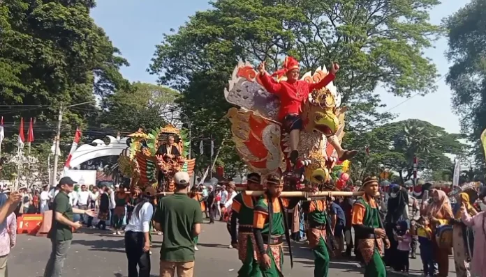 Peserta Pawai Budaya Kota Serang memeriahkan HUT ke-17 Kota Serang yang berlangsung meriah, Kamis, 22 Agustus 2024.