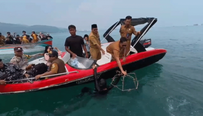 Pegiat Wisata Bahari Merak gelar transplantasi terumbu karang (Banten TV)