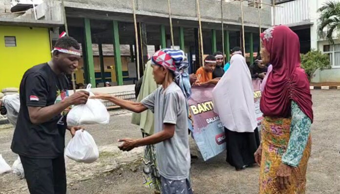 Pelajar Afirmasi Pendidikan Menengah (ADEM) Provinsi Banten asal Papua menggelar bakti sosial di Kramatwatu, Kabupaten Serang.