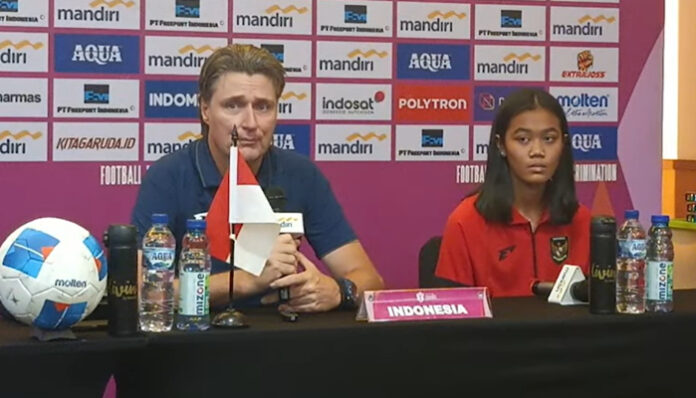 Pelatih Timnas Putri U-16, Timo Scheunmann, bersama Jazlyn Kayla dalam konferensi pers jelang semifinal Piala AFF Women U-16 di Solo, Selasa 26 Agustus 2025.