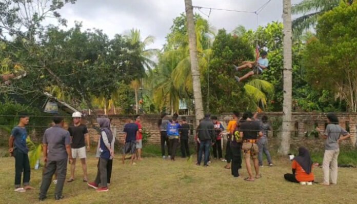 Forum Potensi SAR Banten memberikan pelatihan dasar vertical rescue kepada Peserta.