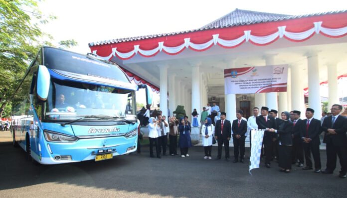 Bupati Serang Ratu Zakiyah lepas 19 siswa ke Sekolah Rakyat Tangsel, Jumat 15 Agustus 2025.