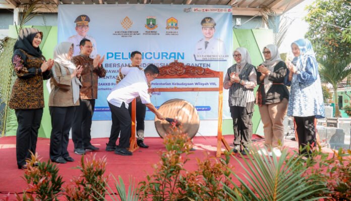 Gubernur Banten Andra Soni memukul gong sebagai tanda resmi peluncuran Ruang Bersama Indonesia (RBI) di Kampung Pekijing, Kota Serang, Sabtu 23 Agustus 2025.