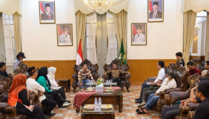 Andra Soni saat menerima kunjungan Panitia Festival Teater Banten ke-3 di Gedung Negara, Provinsi Banten, Kota Serang, Jumat 29 Agustus 2025.
