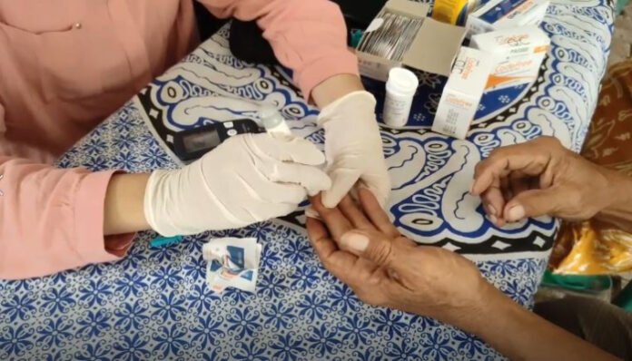 Warga Pandeglang serbu pemeriksaan kesehatan gratis dari Puskesmas Bangkonol, Jumat 29 Agustus 2025.