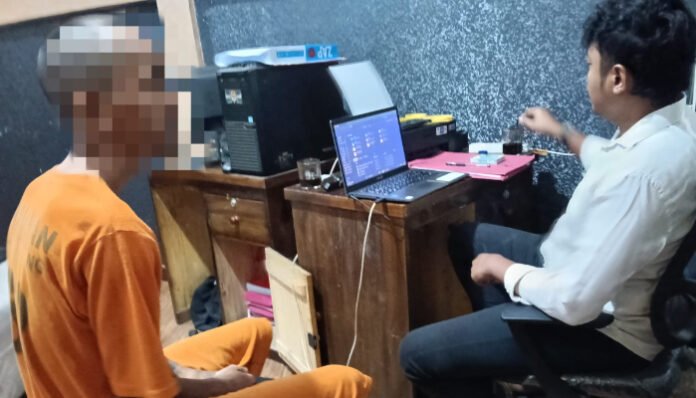 Seorang tersangka pengedar obat terlarang tengah menjalani pemeriksaan intensif oleh penyidik Satresnarkoba Polresta Serang.