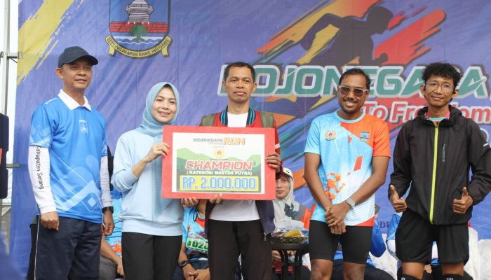 Bupati Serang Ratu Rachmatuzakiyah foto bersama Juara 1 Bojonegara Run 5K 2025, Minggu, 24 Agustus 2025.