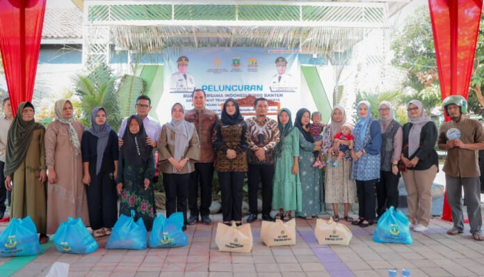 Tinawati Andra Soni berfoto bersama usai melakukan monitoring program DP3AKKB di Kampung Pekijing, Kelurahan Kalang Anyar, Kecamatan Taktakan, Kota Serang, Sabtu 23 Agustus 2025.