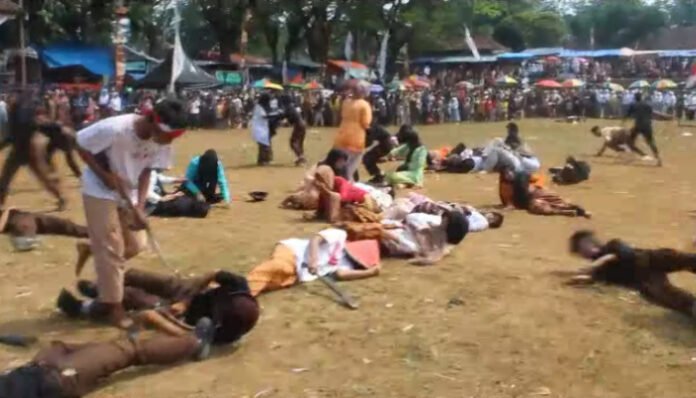 Drama kolosal Perang Ambarawa yang oleh pelajar MAN 4 Pandeglang, meriahkan HUT ke-80 RI di Cibaliung.