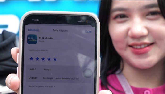 Seorang peserta Jawara FunRun PLN 2025 menunjukkan bukti ulasan bintang lima untuk aplikasi PLN Mobile sebagai syarat pengambilan race pack.