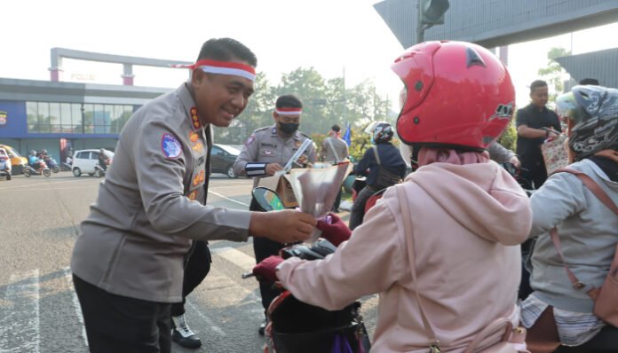 Kapolresta Tangerang Kombes Andi Muhammad Indra Waspada Aminullah menyapa para pengguna jalan di Lampu Merah Cikupa, Selasa 5 Agustus 2025.
