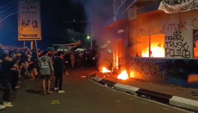 Massa aksi bakar Pos Polisi di Perempatan Ciceri Kota Serang, Sabtu 30 Agustus 2025.