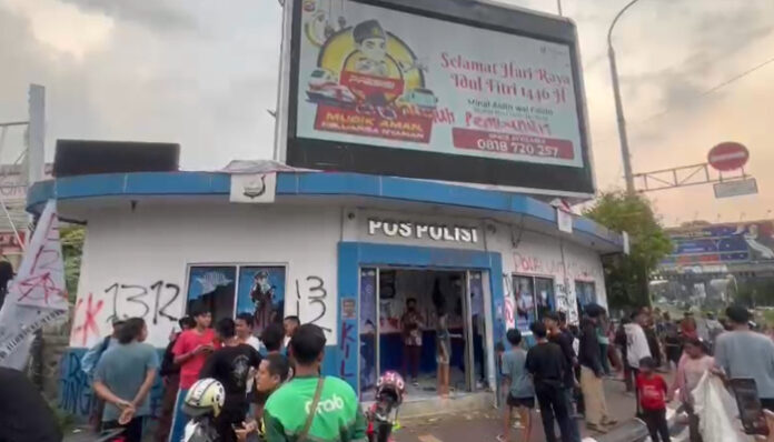 Pos Polisi lalu lintas di perempatan lampu merah Ciceri Kota Serang rusak parah, Sabtu, 30 Agustus 2025.