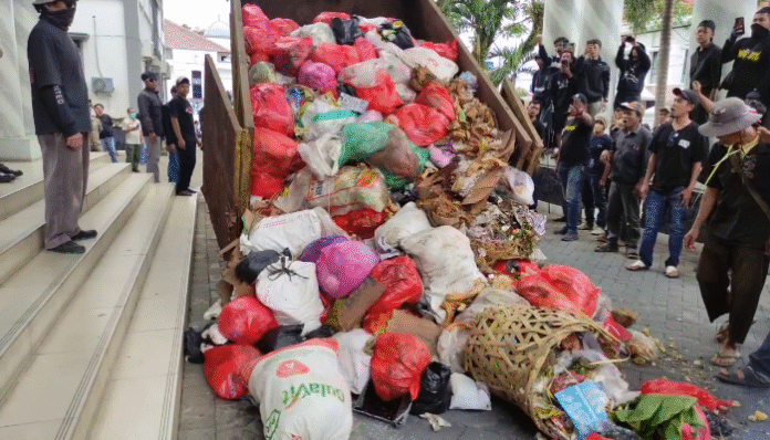 Protes, Warga hadiahi satu truk sampah ke Kantor Bupati Pandeglang