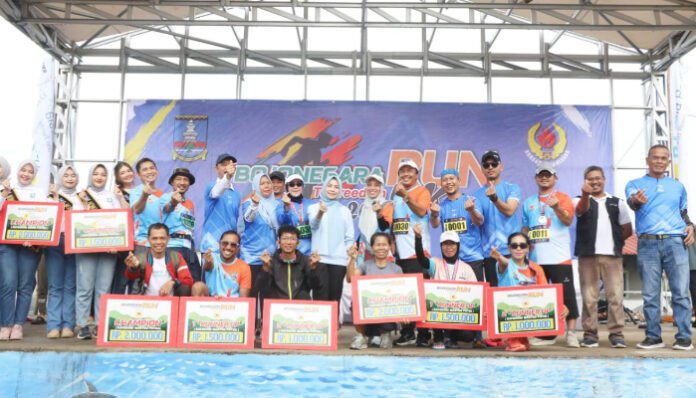 Bupati Serang Ratu Rachmatuzakiyah foto bersama para pemenang Bojonegara Run 5K 2025, Minggu, 24 Agustus 2025.