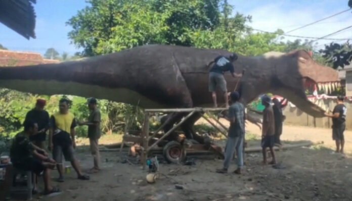Warga Sindangsono buat T-Rex 14 meter untuk Maulid Nabi