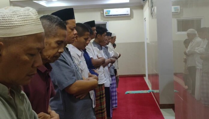 Warga RT 04 RW 06 Perumahan Safira, Kelurahan Sepang, Taktakan, Kota Serang melaksanakan salat tolak bala pada Rabu 20 Agustus 2025.