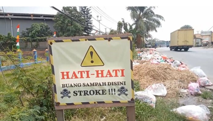 Sampah Menggunung di Pinggir Jalan Cikande