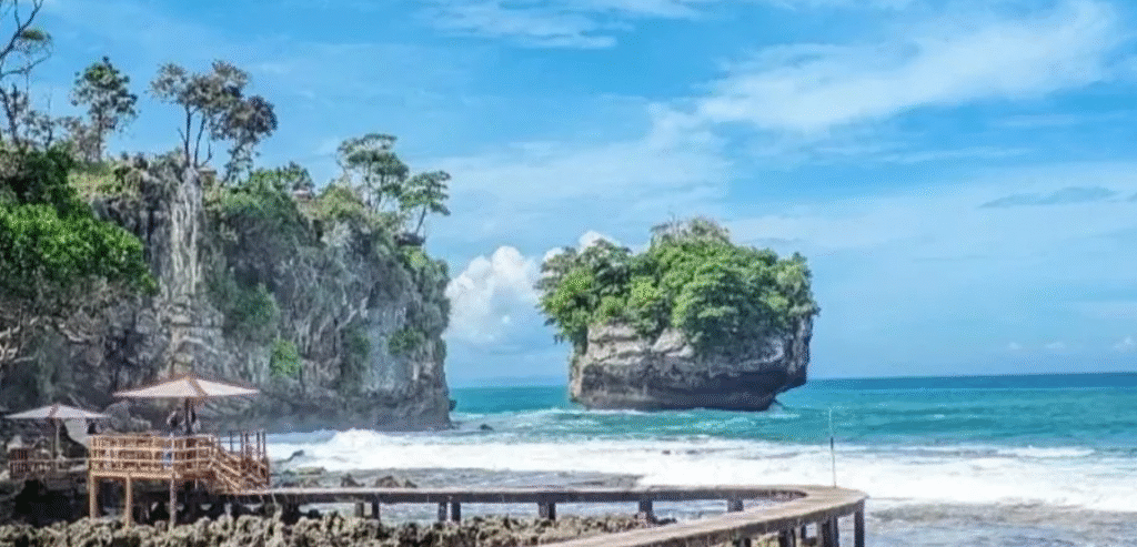 Pantai Karang Bokor: Daya Tarik Tebing dan Laut Biru di Banten Selatan. 