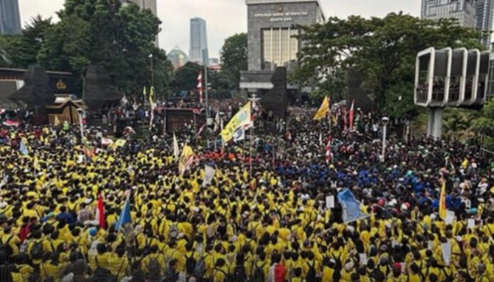 Sejumlah negara keluarkan travel advisory pasca demo ricuh di Indonesia.