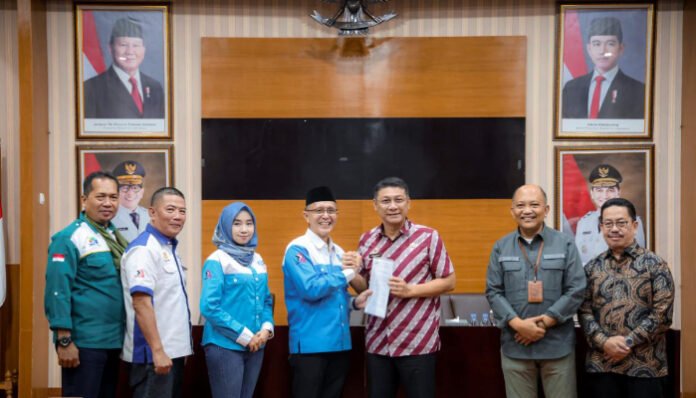 Sekretaris Daerah (Sekda) Banten, Deden Apriandhi, menerima perwakilan serikat buruh di Aula Setda Banten, Kamis 28 Agustus 2025.