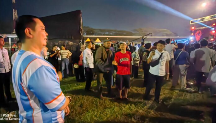 Wali Kota Serang Budi Rustandi tampak menikmati suasana konser musik di Serang Fair 2025, yang digelar di Stadion Maulana Yusuf, Kota Serang, Rabu malam, 6 Agustus 2025.